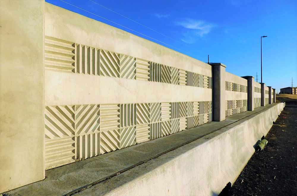 Sound protection wall with checkerboard pattern